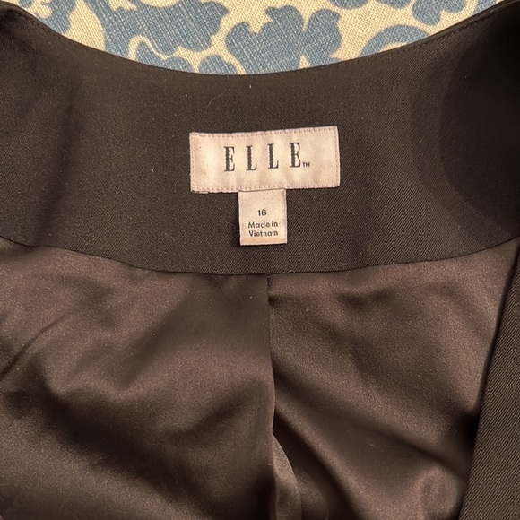 Elle Blazer 16 Black Long Sleeve design on the back with hook buttons - Picture 7 of 7